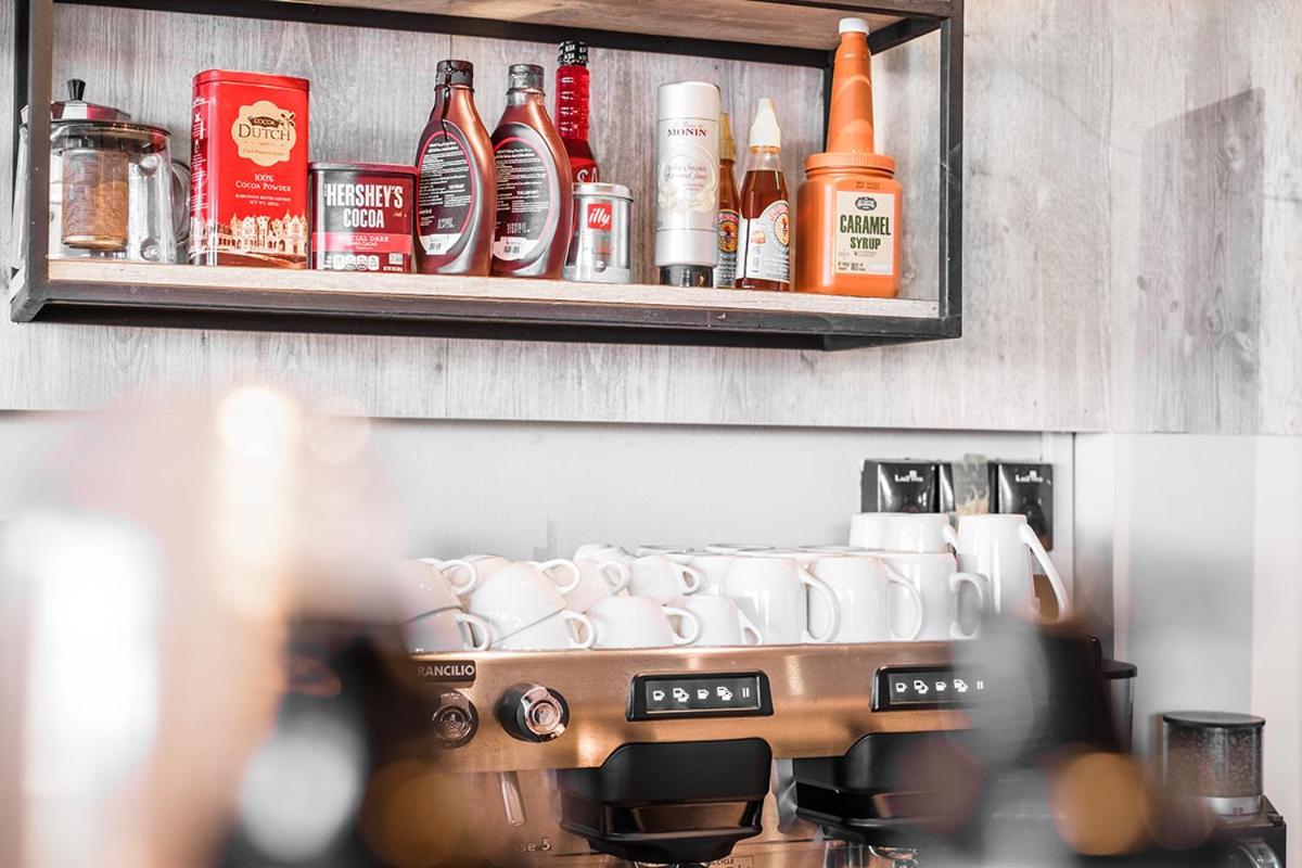 Breakers Hotel Rawai エクステリア 写真